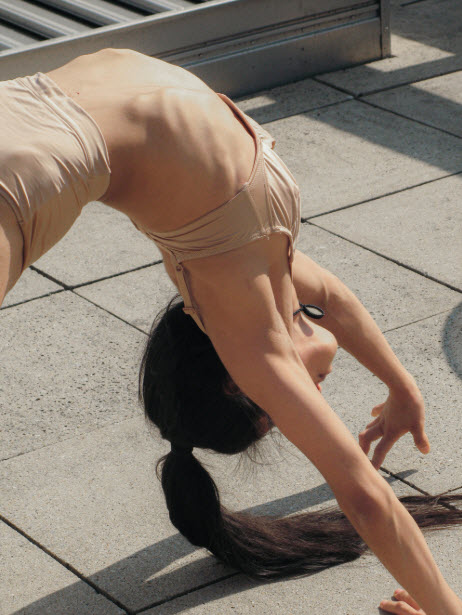 Photographies pour Laleshka, filmant sa performance sur sa relation au sol et à la terre, cliché de Sam Lomprez, photographe bruxelloise.