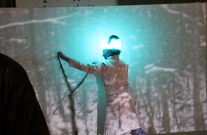 Présentation rythmée 2012 Stage, capture camera, screen, light, film, sound, latex, bluebody painting - Isabelle Rouquette