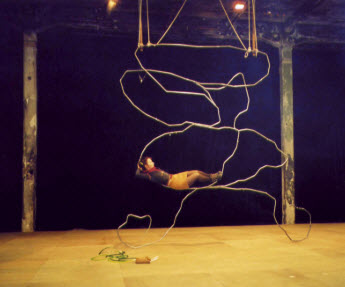 « Sans début sans fin » 2003 Tube métal coudé soudé, son amplifié - Performance à Marseille objectif danse – Isabelle Rouquette