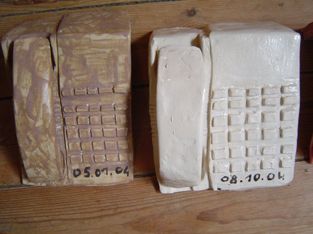« Téléphones » 2003-2005 céramique modelée émaillée - Isabelle Rouquette