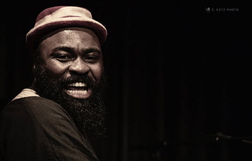 Jazz in colors 2022 - Nduduzo Makhathini, de Singer. Cliché de Sigmund Katz - Artiste photographe bruxellois