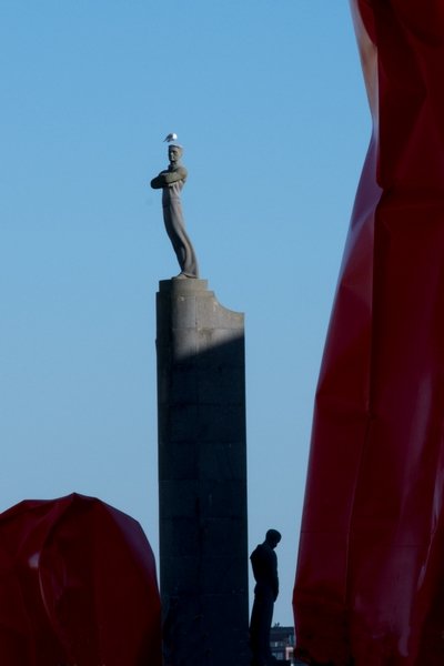 Monument et Contraste Rouge Sigart
