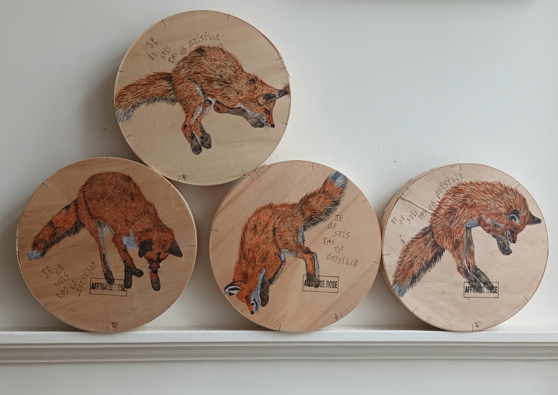 Renard sur boîtes recyclées . — Rose de la Haye
