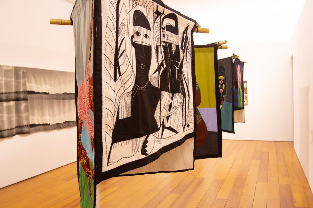 Maninel Kaos - Installation textile expressionniste à l'exposition Contextile - Biénal de l'art contemporain au Portugal — Maninel Kaos