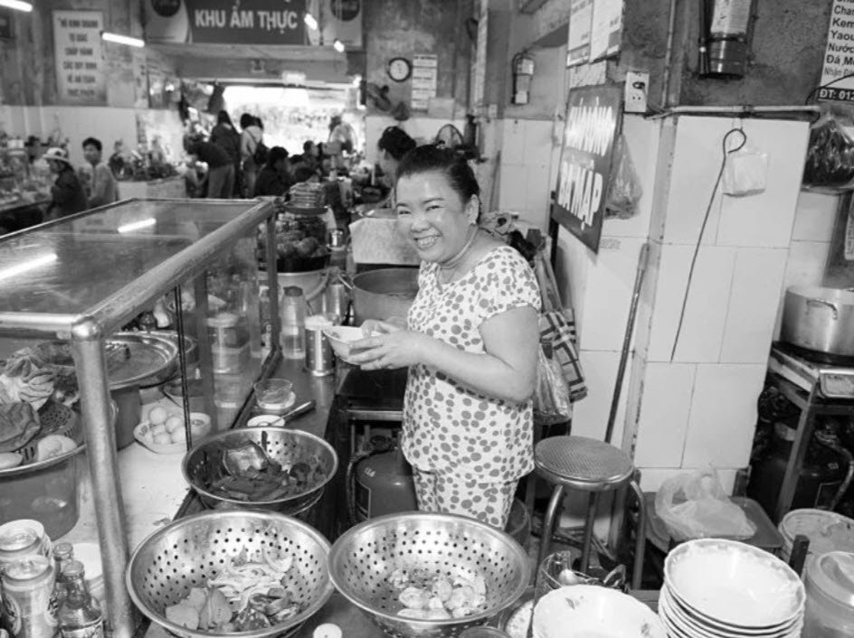 Vendeur de rue vietnamien, sourire authentique capturé par Ivan Mathieu - photographe bruxellois — Ivan Mathieu