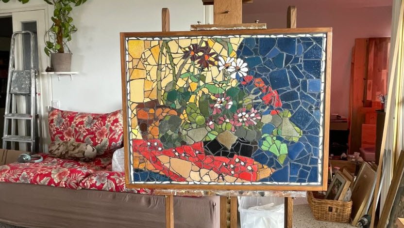 "Le bouquet de Ste-Anne" - Mosaïque d'Isabelle Garnier Sagne pour l'exposition Salon d'automne de Paris 2025 — mise en situation Importé — Isabelle Garnier Sagne, Montreuil, France