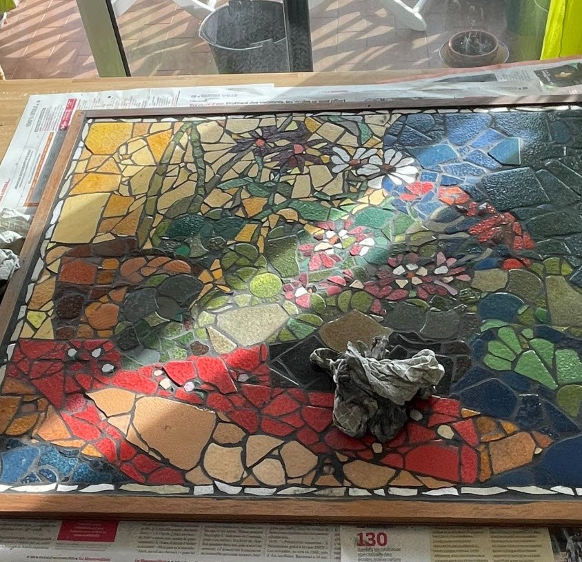 "Le bouquet de Ste-Anne" - Mosaïque d'Isabelle Garnier Sagne pour l'exposition Salon d'automne de Paris 2025 — mise en situation Importé — Isabelle Garnier Sagne, Montreuil, France