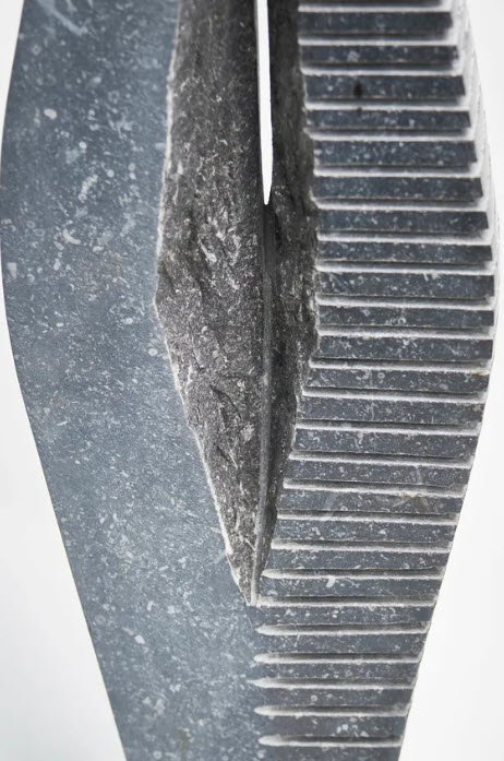 Covi I - Sculpture en pierre de Halinka Jakubowska - Artiste Sculpteure belge — mise en situation Importé — Halinka Jakubowska, Liège, Belgique