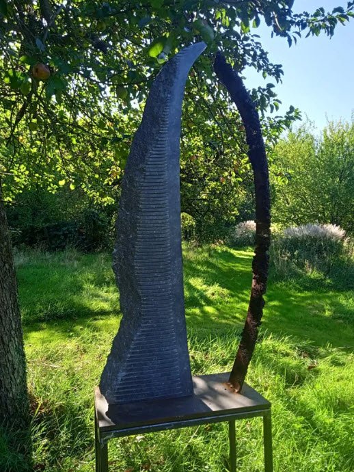"Première rencontre" Sculpture pierre et acier de Halinka Jakubowska 2020 Belgique — mise en situation Importé — Halinka Jakubowska, Liège, Belgique
