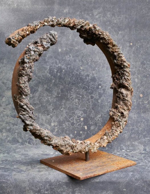 Une Attitude II - Sculpture en acier d'Halinka Jakubowska réalisée en 2020 en Belgique — mise en situation Importé — Halinka Jakubowska, Liège, Belgique
