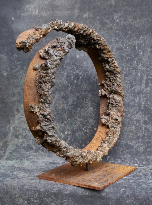 Une Attitude II - Sculpture en acier d'Halinka Jakubowska réalisée en 2020 en Belgique — mise en situation Importé — Halinka Jakubowska, Liège, Belgique