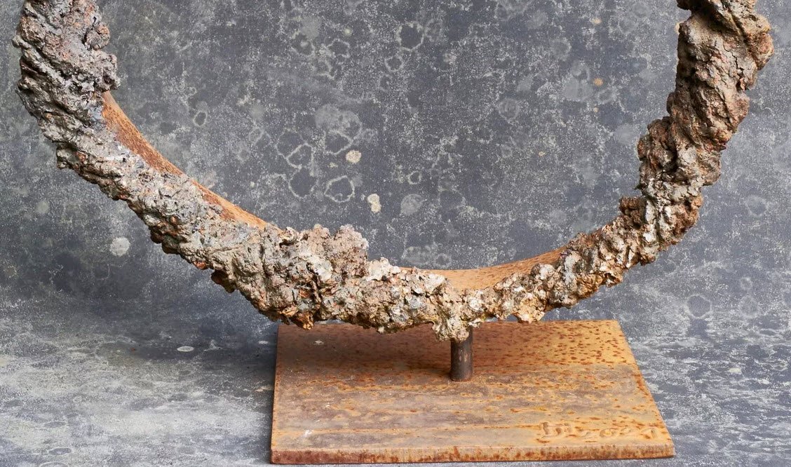 Une Attitude II - Sculpture en acier d'Halinka Jakubowska réalisée en 2020 en Belgique — mise en situation Importé — Halinka Jakubowska, Liège, Belgique