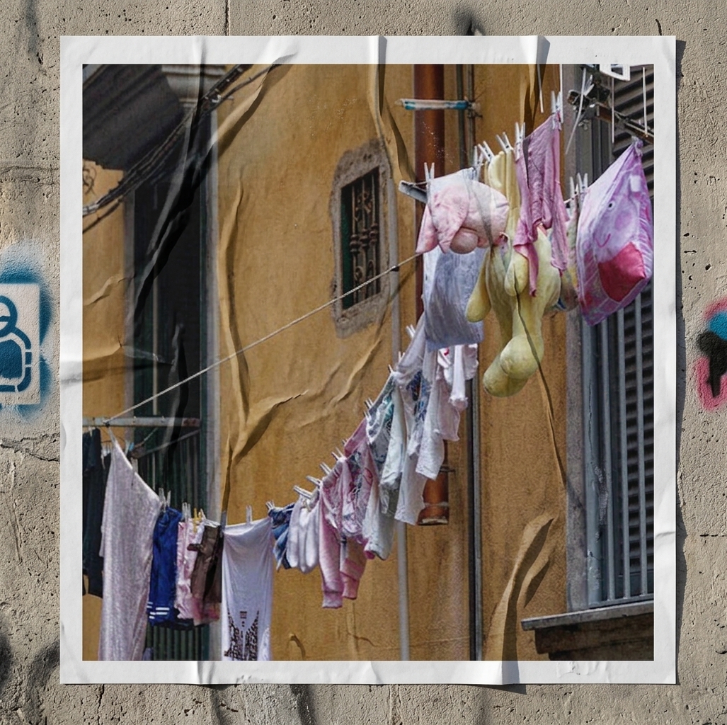 Castellammare di Stabia, cliché de Marie Hélène Sigart - Photographe belge — mise en situation Affiche Urbaine — Marie Hélène Sigart, Ath, Belgique