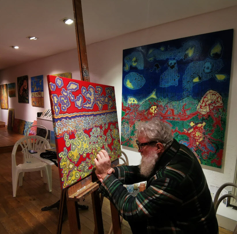 L'artiste Boris Mestchersky performance lors d'une exposition à Huy Belgique. Galerie peinture Huy 2023