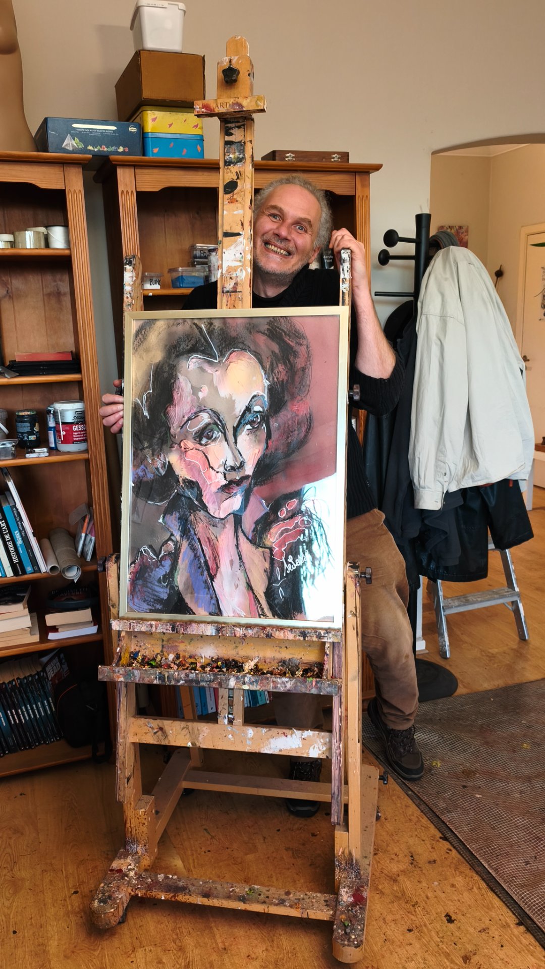 Artiste devant son portrait expressionniste. ça ne s'arrange pas ! — Leo Sélian