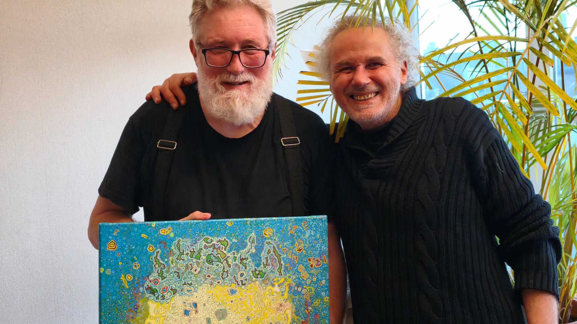 À l’occasion du Parcours d’Artistes Ixelles 2026, l’univers créatif de Jérôme Selosse se dévoile à Bruxelles dans le cadre de son exposition-performance organisée chez SELOSSE ART, au 22 avenue Armand Huysmans, 1050 Ixelles, du 6 au 8 novembre 2026.

Cette photographie immortalise un moment de convivialité autour d’une œuvre abstraite particulièrement expressive. Dominée par des tonalités turquoise, bleues et jaunes, la composition présente une multitude de formes organiques, de textures et de détails graphiques qui invitent le regard à explorer chaque partie de l’image.

Jérôme Selosse, artiste numérique et dessinateur bruxellois, développe un univers artistique original où se rencontrent expérimentation visuelle, couleurs et imagination. Son travail est présenté sur sa page d’artiste Dropmuse, tandis que son site officiel SELOSSE ART permet de découvrir davantage de créations.

Les amateurs d’art contemporain à Bruxelles, de dessin et de création numérique peuvent également suivre ses actualités sur Instagram @selossej, découvrir ses vidéos sur sa chaîne YouTube ou consulter son profil LinkedIn.

La photographie artistique de Leo Sélian

Cette rencontre autour de l’art et de la création a été photographiée par Leo Sélian, artiste photographe et vidéaste à Bruxelles.

À travers ses photographies, Leo Sélian s’intéresse aux expressions humaines, aux rencontres et aux atmosphères qui accompagnent les événements artistiques. Son regard photographique cherche à préserver aussi bien l’émotion du moment que la présence des œuvres.

Retrouvez son univers et ses réalisations sur le profil de Leo Sélian, photographe et vidéaste sur Dropmuse.

Son parcours créatif comprend également l'univers floral, notamment à travers Jeu Floral, un jeu de cartes consacré aux fleurs et à leurs possibilités d'expression et d'interprétation.

Cette approche se découvre notamment à travers les neuf façons de jouer avec les cartes florales et la présentation des 72 fleurs du Jeu Floral, deux autres facettes d'une démarche artistique tournée vers la sensibilité et l'imaginaire.

Exposition Jérôme Selosse à Ixelles – Informations pratiques

Événement : Parcours d’Artistes Ixelles 2026

Exposition-performance : Jérôme Selosse – SELOSSE ART

Adresse : 22 avenue Armand Huysmans, 1050 Ixelles, Bruxelles

Dates : du vendredi 6 au dimanche 8 novembre 2026

Artiste photographe : Leo Sélian

Site de l’artiste exposant : selosse.art

Photographie artistique : Leo Sélian sur Dropmuse

Une rencontre entre art numérique, création contemporaine, photographie artistique et échanges humains, au cœur du Parcours d’Artistes d’Ixelles à Bruxelles.