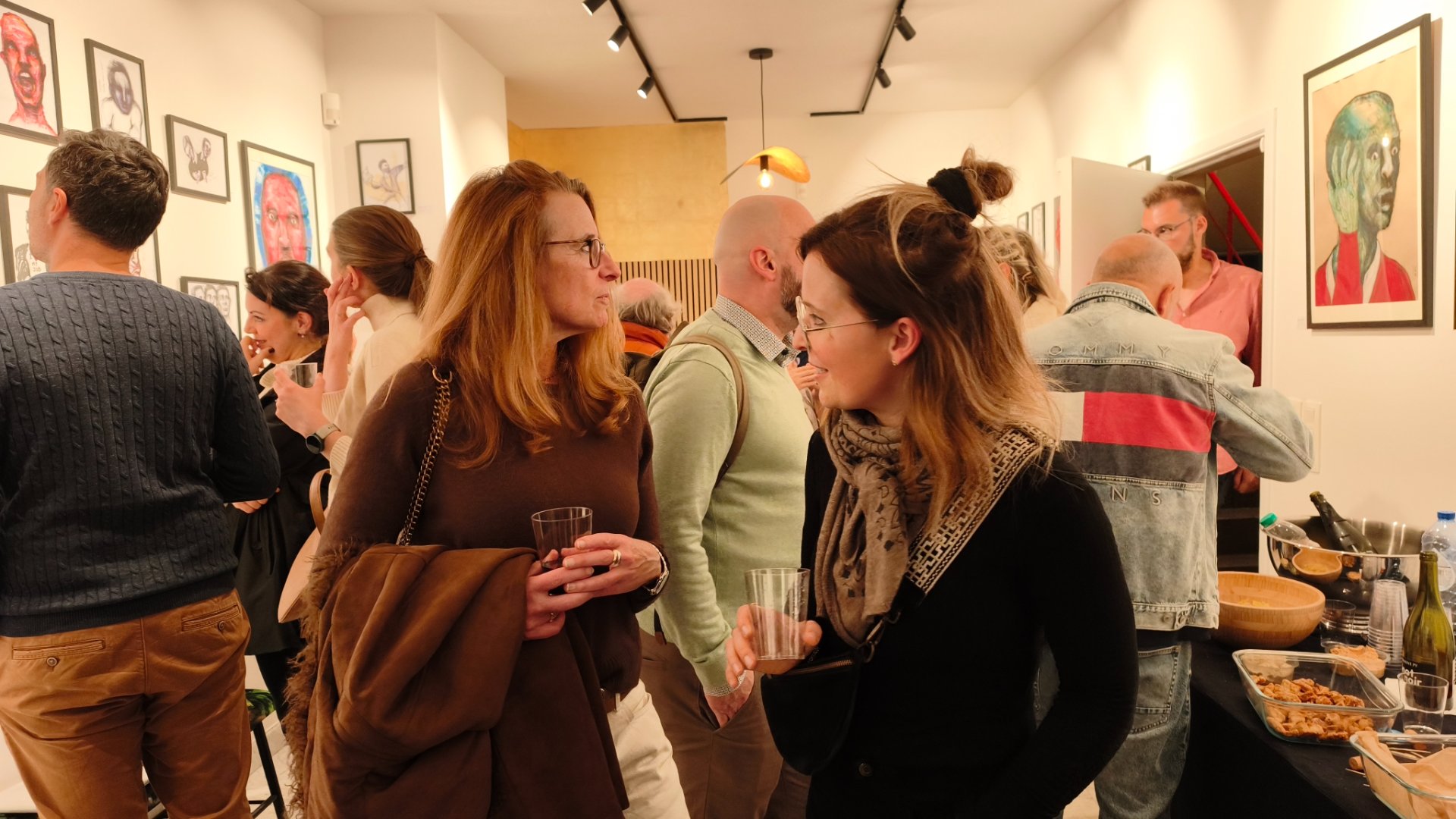 **Vernissage de l’exposition « The Working Dead » de Renier Semidey à Bruxelles**

Rencontres, conversations et découvertes artistiques au cœur de la galerie **Zaza from Brussels**, située rue Blaes, dans le quartier des Marolles à Bruxelles.

Cette photographie de **Leo Sélian, artiste photographe à Bruxelles**, capture un moment de convivialité lors du vernissage de **« The Working Dead »**, une exposition de l’artiste **Renier Semidey**.

Au premier plan, deux visiteuses échangent dans une atmosphère chaleureuse, tandis que les autres invités découvrent les œuvres exposées. Les portraits expressifs accrochés aux murs, la lumière dorée et l'animation de la galerie composent une scène vivante, représentative de la photographie événementielle et du reportage culturel.

À travers son regard, Leo Sélian documente les rencontres humaines et les instants spontanés qui donnent vie aux événements artistiques bruxellois.

**Informations sur l’exposition**

- **Exposition :** The Working Dead – Renier Semidey
- **Galerie :** Zaza from Brussels, rue Blaes 122, 1000 Bruxelles
- **Dates :** du 29 octobre au 15 novembre 2026
- **Horaires :** de 11 h à 19 h
- **Entrée :** gratuite

Découvrez les informations sur l'exposition sur [visit.brussels](https://www.visit.brussels/fr/visiteurs/agenda/event-detail.The-Working-Dead-Renier-Semidey.5700028442) et l'actualité de la galerie sur [Instagram – Zaza from Brussels](https://www.instagram.com/zazafrombrussels/).

**Photographie © Leo Sélian**

Retrouvez d'autres photographies, reportages et créations de l'artiste sur son [profil officiel Dropmuse – Leo Sélian, photographe et vidéaste à Bruxelles](https://dropmuse.art/artiste/leo-selian-photographe-videaste-bruxelles).
