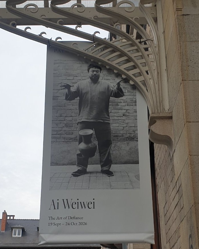 Accueil saisissant à l’entrée de la Patrick Derom Gallery à Bruxelles avec la monumentale affiche reprenant le triptyque historique d’Ai Weiwei, « Dropping a Han Dynasty Urn ». Ce geste radical de défiance face au poids du passé et aux dogmes autoritaires donne le ton de tout le parcours. Lors de cette exploration bruxelloise menée avec le plasticien Txema Muñoz ( https://texemamunoz.art / https://dropmuse.art/artiste/txema-munoz ), l'énergie contestataire de l'artiste dissident chinois entre immédiatement en résonance avec la recherche graphique et engagée de Jérôme Selosse ( https://dropmuse.art/artiste/jerome-selosse-artiste-numerique-dessinateur-bruxelles ). Une visite incontournable à revivre sur la plateforme d'art contemporain https://www.dropmuse.art

Photographie — Exposition Ai Weiwei - 'The Art of Defiance' - Patrick Derom Gallery Bruxelles