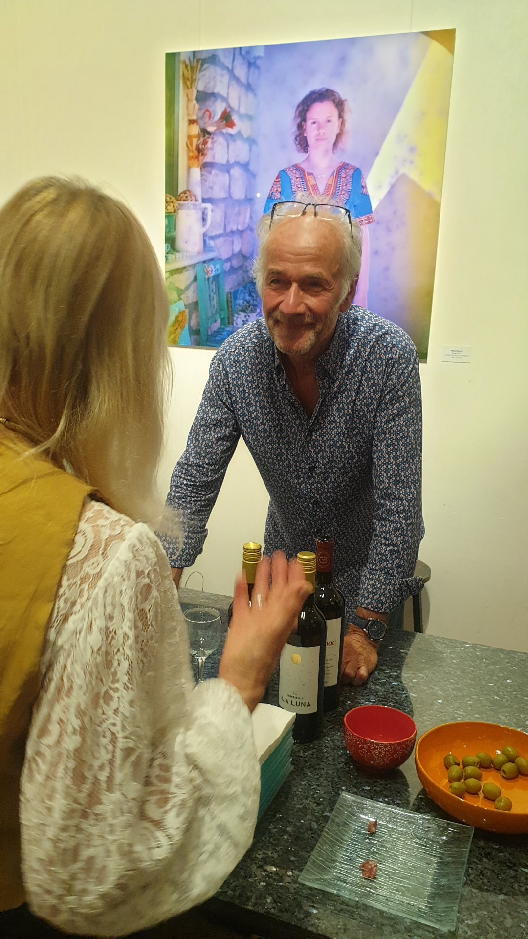 Sourire, échanges et convivialité sont de mise à Art Base ! Frans De Clercq, le maître des lieux, discute chaleureusement avec les invités autour d'un verre lors du vernissage de l'exposition « Haz-Art & Imprévues - L'accident dans l'art ». C'est ce sens de l'accueil qui fait de cette galerie un lieu de rencontre incontournable de la scène culturelle bruxelloise.

Retrouvez toutes les photos de l'événement sur Dropmuse : https://dropmuse.art/evenement/haz-art-imprevues-art-base-bruxelles-e11c60

Découvrez le lieu de l'exposition : https://dropmuse.art/acteur-culturel/art-base et le site officiel https://www.art-base.be/

Photographie — Exposition « Haz-Art & Imprévues » - L'accident dans l'art à Art base Bruxelles - Bruxelles