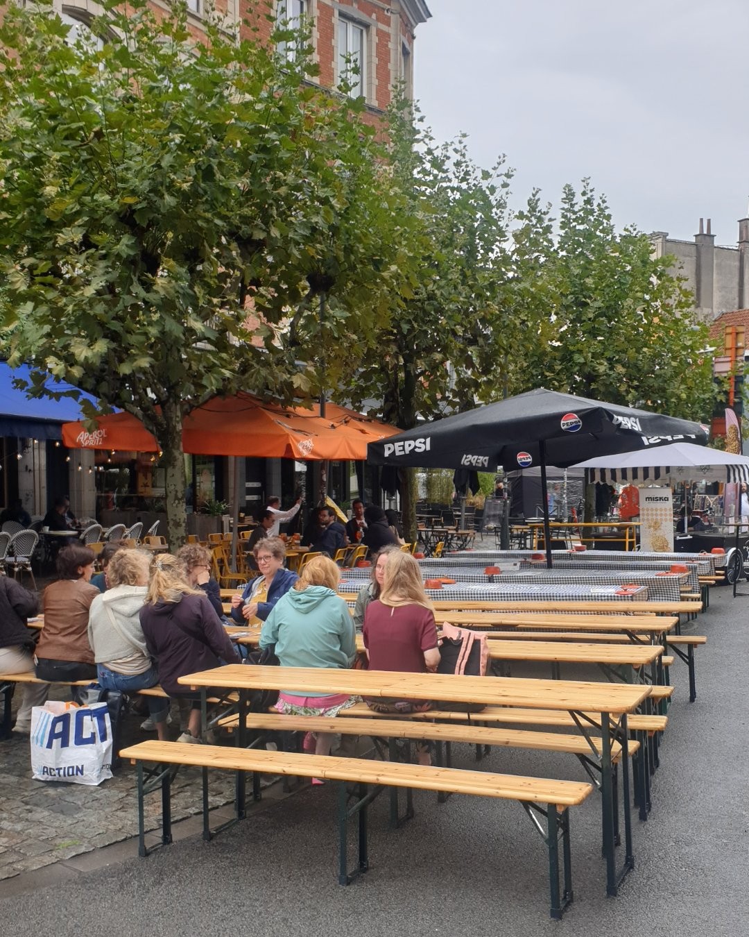 Ce week-end, le quartier du Cimetière d'Ixelles et du campus de l'ULB s'est transformé pour l'édition 2026 de la mythique Grande Braderie ! J'ai dégainé mon application Here pour capturer cette ambiance unique où tout se mélange : la nostalgie des manèges, la convivialité des grandes tablées, la joie communicative des fanfares déambulatoires et l'énergie des concerts live en pleine rue. Une vraie fête de quartier comme on les aime à Bruxelles. Swipez pour plonger dans l'effervescence de cette journée !

Photographie — Grande Braderie d'Ixelles 2026, Quartier cimetière Ixelles