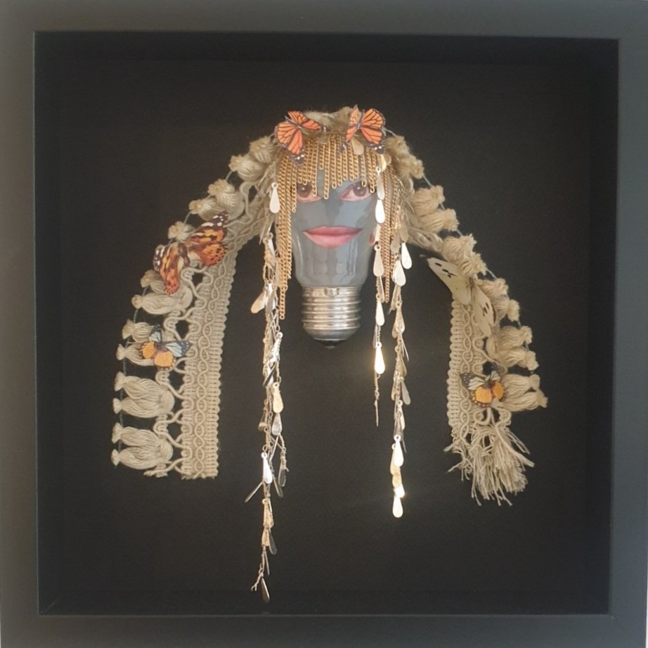 Dans son atelier bruxellois qu'il nomme affectueusement sa « caverne », l'artiste plasticien Éric Schmickrath donne vie à des figures profondément surréalistes. Cette œuvre fascinante, présentée lors de l'exposition "Copy/Paste" à la Hôte Gallery, illustre parfaitement son talent pour l'assemblage. À partir d'objets du quotidien détournés, il crée des personnages au regard captivant, laissant libre cours à l'interprétation. Une rencontre artistique majeure lors de mon reportage photo pour Dropmuse au cœur de Bruxelles.
Voir les liens utiles en bas de la description.

Pour tout savoir sur l'exposition et soutenir les artistes locaux :
Découvrez le profil complet de l'artiste plasticien Éric Schmickrath : https://dropmuse.art/artiste/eric-schmickrath-plasticien-bruxelles
Toutes les infos sur l'événement "Copy/Paste" à la Hôte Gallery (jusqu'au 2 novembre 2026) : https://dropmuse.art/evenement/copypaste-hote-gallery-203-rue-haute-1000-bruxelles
Suivez le travail photographique de Massimo Bortolini : https://www.instagram.com/bortolinimassimo/
Explorez l'univers de Radboud Kuypers : https://radboud.art
Le reportage est signé Jérôme Selosse pour Dropmuse, la plateforme de la culture locale : https://www.dropmuse.art

Photographie — Copy/Paste, Hôte Gallery, Bruxelles