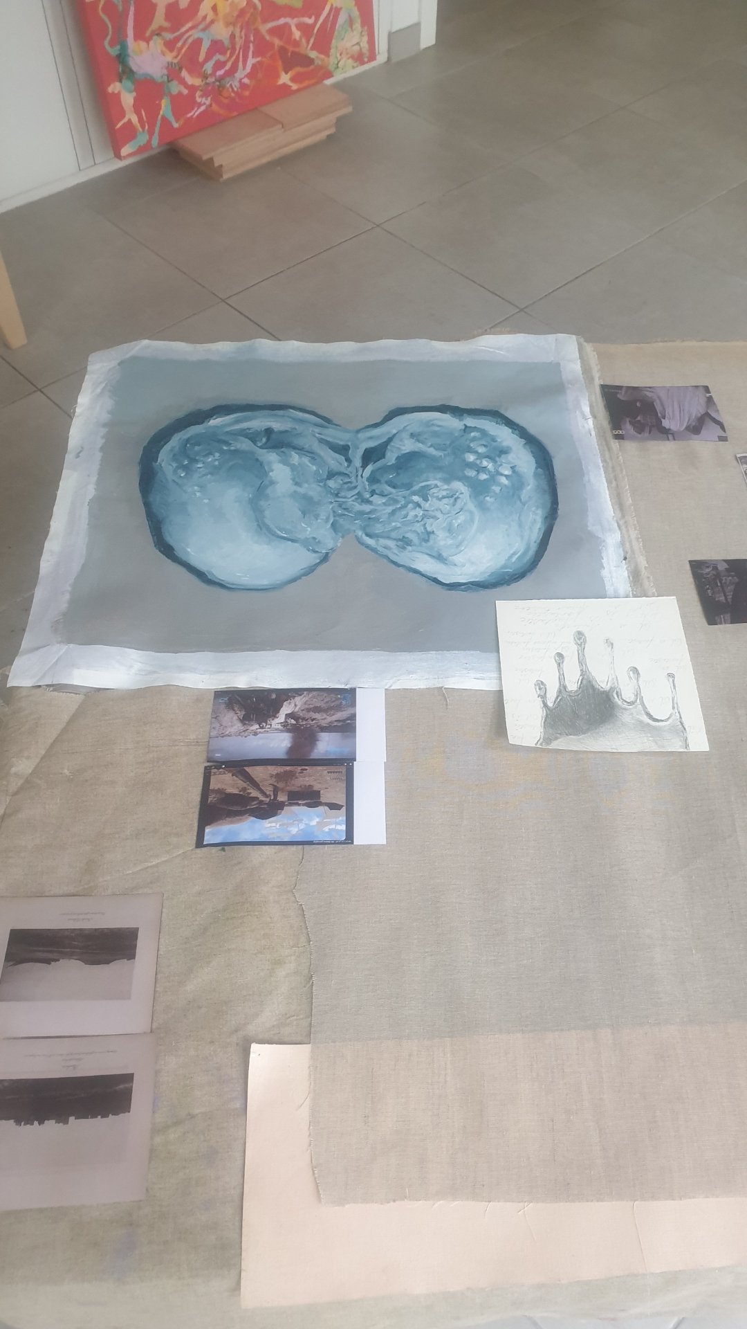 En pleine effervescence de la Bruxelles ART Week, je me suis rendu au 23 rue Wiertz pour l'Open Studio Day des ateliers créatifs de Kult Ixelles. Pousser la porte du studio d'un artiste est toujours un moment privilégié ! J'y ai rencontré Habel Hartooni (arborant un génial t-shirt 'I ❤️ REALITY'). C'était l'occasion parfaite pour échanger sur sa vision et découvrir son processus créatif en direct, avec ses toiles, références et croquis étalés à même le sol, en plein 'work in progress'. Voici deux captures de cette belle immersion réalisées avec mon application Here !

Photographie — Open Studio Day - ateliers créatifs de Kult Ixelles - Bruxelles ART Week, rue Wiertz 23