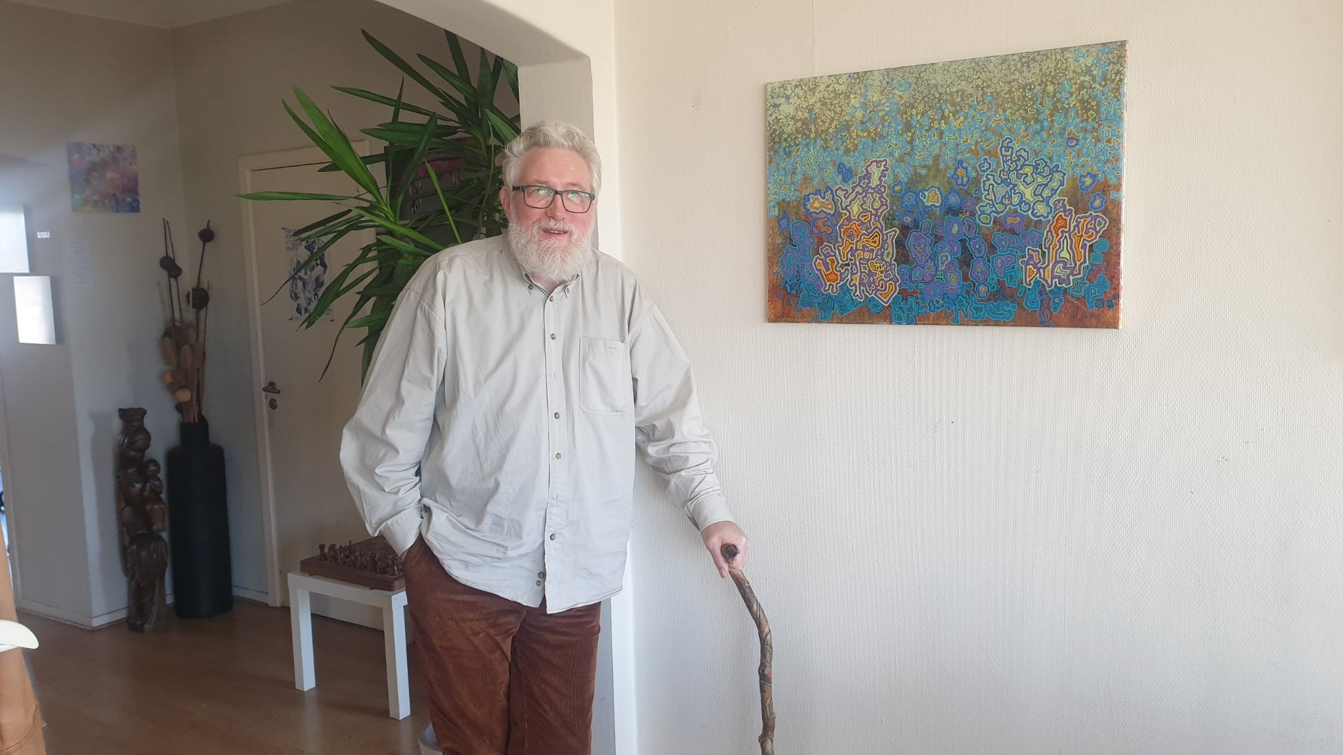 Boris Mestchersky à côté de sa toile chez SELOSSE ART | Parcours d'Artistes Ixelles 2026 — Jérôme Selosse