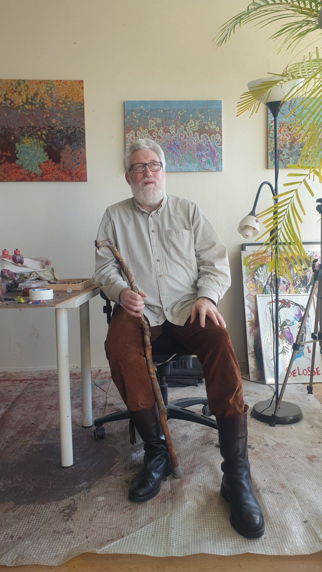 Assis, le bâton de marche en main, le peintre Boris Mestchersky au milieu de ses toiles chez SELOSSE ART, Parcours d'Artistes d'Ixelles 2026.

Bottes de cuir, velours brun et barbe blanche : Boris Mestchersky prend la pose au centre de l'atelier, le regard levé. Au mur derrière lui, deux de ses peintures se répondent, l'une embrasée de rouges et d'ors, l'autre plus fraîche, en bleus et en verts. Sa peinture à l'huile avance par petites touches serrées, jusqu'à faire vibrer la couleur. Il est l'un des six artistes belges de l'exposition collective, à découvrir du 6 au 8 novembre.

À découvrir chez SELOSSE ART, 22 avenue Armand Huysmans, 1050 Ixelles : vendredi 6 novembre de 18h à 22h, samedi 7 de 12h à 20h, dimanche 8 de 10h à 17h. Entrée libre.

🎨 Boris Mestchersky sur DROPMUSE : https://dropmuse.art/artiste/boris-mestchersky-peintre-plasticien-huy
🌐 Son site : https://borismestcherskyart.blogspot.com/
📌 L'exposition collective : https://dropmuse.art/evenement/exposition-collective-de-6-artistes-belges-a-ixelles-bruxelles-parcours-dartistes-2026-selosse-art-2
📍 Parcours d'Artistes d'Ixelles 2026 : https://dropmuse.art/evenement/parcours-dartistes-dixelles-2026-ateliers-ouverts-creation-locale-ixelles-ixelles-bruxelles
🏠 Le lieu, SELOSSE ART : https://dropmuse.art/acteur-culturel/selosse-art-centre-culturel-centre-bruxelles