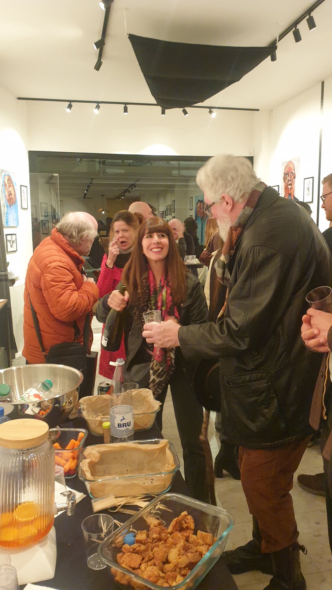 Le peintre Boris Mestchersky au buffet du vernissage de « The Working Dead », l'exposition de Renier Semidey chez Zaza from Brussels.

On trinque, on se sert, on rit : écharpe à carreaux et blouson de cuir, le peintre de Huy tend son verre pendant que la galerie se remplit. Formé à Saint-Luc à Liège, Boris Mestchersky construit une peinture de la couleur et de la lumière, nourrie de spiritualité, de musique et de poésie.

« The Working Dead » de Renier Semidey, jusqu'au 15 novembre 2026 chez Zaza from Brussels, rue Blaes 122, 1000 Bruxelles (Marolles). Le mercredi de 11h à 18h, du jeudi au dimanche de 11h à 19h. Entrée libre.

Voir les liens utiles en bas de la description.

🔗 Pour aller plus loin et soutenir l'art local :
Le peintre Boris Mestchersky sur DROPMUSE : https://dropmuse.art/artiste/boris-mestchersky-peintre-plasticien-huy
L'exposition « The Working Dead » de Renier Semidey : https://dropmuse.art/evenement/the-working-dead-renier-semidey-zazafrombrussels-bruxelles-a9c827
La fiche acteur culturel de Zaza from Brussels : https://dropmuse.art/acteur-culturel/zazafrombrussels
Le site de la galerie : https://zazafrombrussels.com/
Suivre la galerie sur Instagram : https://www.instagram.com/zazafrombrussels/
La galerie sur Facebook : https://www.facebook.com/GalerieZazafromBrussels/
Retrouvez toute l'actualité culturelle sur DROPMUSE : https://dropmuse.art/