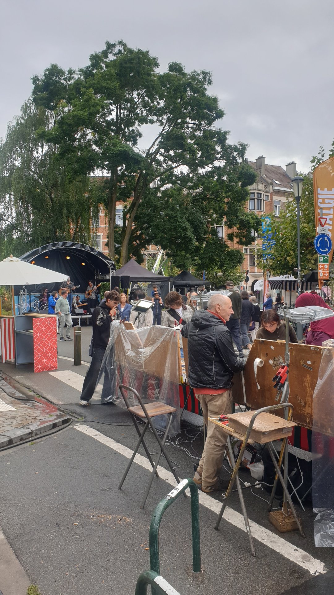 Ce week-end, le quartier du Cimetière d'Ixelles et du campus de l'ULB s'est transformé pour l'édition 2026 de la mythique Grande Braderie ! J'ai dégainé mon application Here pour capturer cette ambiance unique où tout se mélange : la nostalgie des manèges, la convivialité des grandes tablées, la joie communicative des fanfares déambulatoires et l'énergie des concerts live en pleine rue. Une vraie fête de quartier comme on les aime à Bruxelles. Swipez pour plonger dans l'effervescence de cette journée !

Photographie — Braderie d'Ixelles, Place du cimetière Ixelles