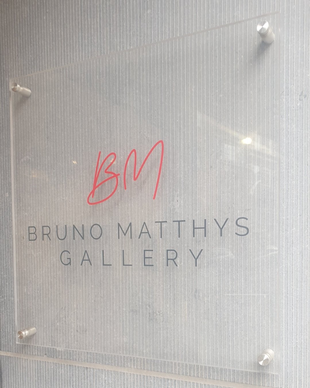 Façade et vitrine de la galerie Bruno Matthys, lieu de rendez-vous incontournable des passionnés d’art contemporain à Bruxelles, accueillant actuellement le duo Sylviane Gaussin & Dalya Mesulam.
Site de la galerie : https://brunomatthys.art/artist/sylviane-gaussin/

Photographie — Sylviane Gaussin et Dalya Mesulam - Expo peinture et sculpture à la galerie Bruno Matthys Gallery (Woluwe), Woluwe-Saint-Pierre