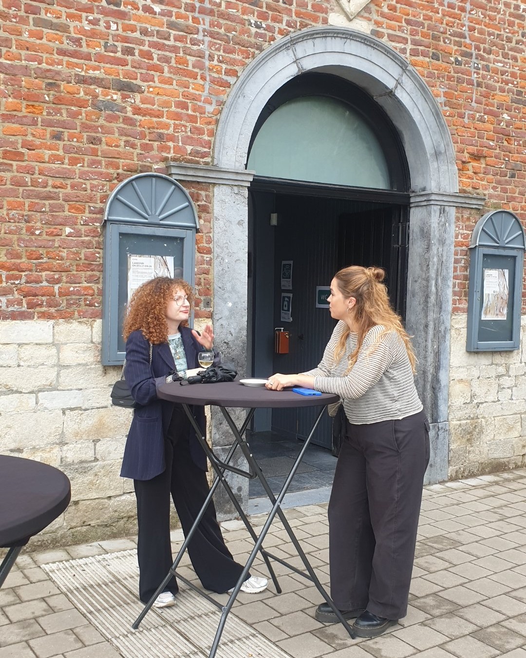 Aujourd'hui, j'ai eu la chance de rencontrer les artistes derrière cette superbe exposition organisée par Sara Vanhegen (Kult XL). C'est toujours un moment unique de pouvoir photographier les créateurs à côté de leurs œuvres ! J'ai pu discuter avec Julia Renaudot (qui est aussi la curatrice !) de son travail sur l'imprévu du plâtre, écouter Luca Vanello m'expliquer comment il extrait la chlorophylle pour ses œuvres hybrides, et comprendre la démarche d'Agathe Bertin sur les empreintes de notre patrimoine. Voici mes portraits de ces rencontres inspirantes...

Photographie — Exposition Landslide à la Chapelle de Boondael : Art et scénographie à Ixelles, Centre d'Art de la Chapelle de Boondael