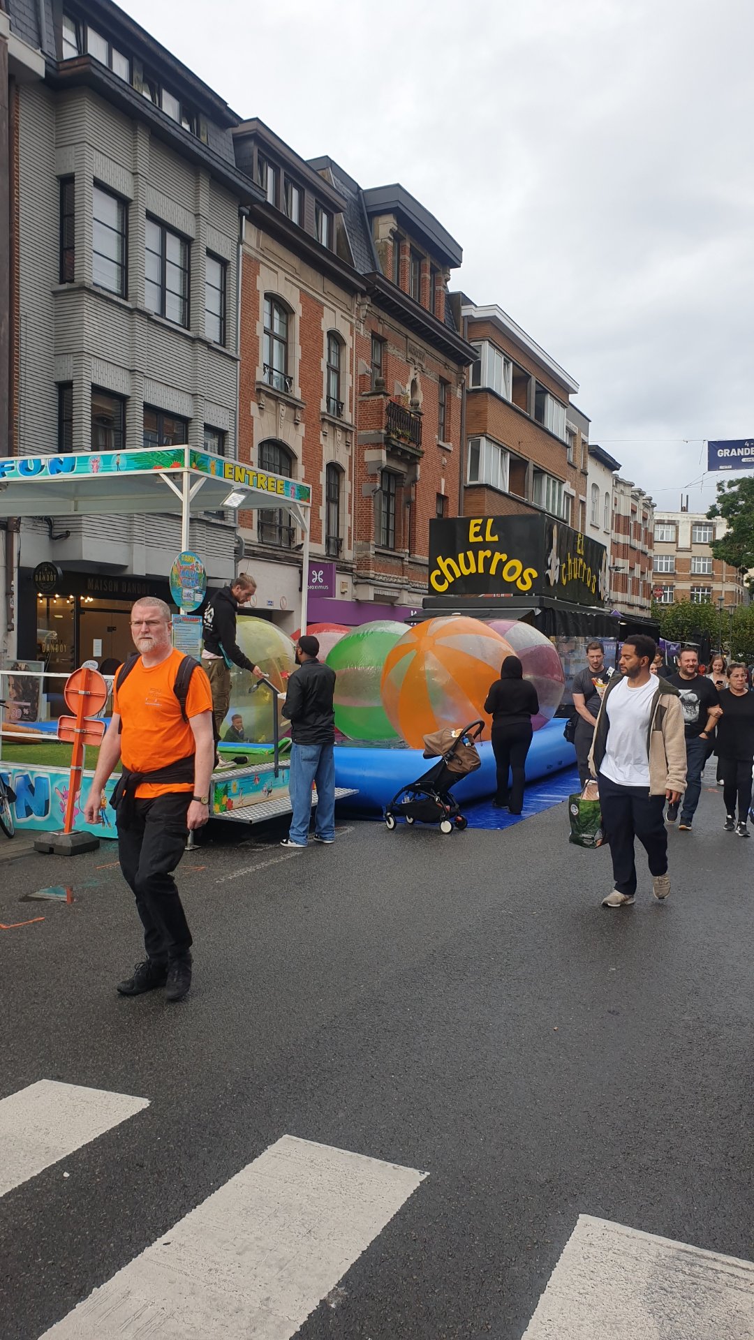 Ce week-end, le quartier du Cimetière d'Ixelles et du campus de l'ULB s'est transformé pour l'édition 2026 de la mythique Grande Braderie ! J'ai dégainé mon application Here pour capturer cette ambiance unique où tout se mélange : la nostalgie des manèges, la convivialité des grandes tablées, la joie communicative des fanfares déambulatoires et l'énergie des concerts live en pleine rue. Une vraie fête de quartier comme on les aime à Bruxelles. Swipez pour plonger dans l'effervescence de cette journée !

Photographie — Braderie d'Ixelles, ULB - Rue de l'université Ixelles
