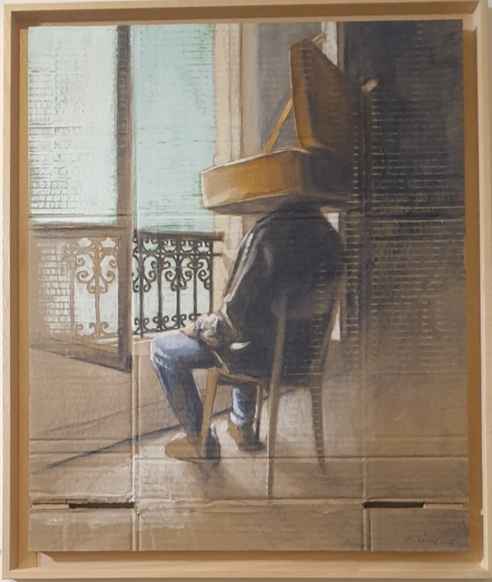 « Cent-titres », technique mixte sur carton (50 × 61 cm) de Philippe Hérard, à la galerie Zaza from Brussels pendant le vernissage de Renier Semidey.

Assis devant une fenêtre ouverte sur un balcon en fer forgé, un homme a la tête enfermée dans une boîte en carton. Philippe Hérard peint directement sur le carton, dont on devine les plis et les rabats : le support devient le sujet. Artiste français né en 1966, il est connu pour ses personnages fragiles et mélancoliques. Une image douce et absurde sur l'isolement du quotidien.

« The Working Dead » de Renier Semidey, jusqu'au 15 novembre 2026 chez Zaza from Brussels, rue Blaes 122, 1000 Bruxelles (Marolles). Le mercredi de 11h à 18h, du jeudi au dimanche de 11h à 19h. Entrée libre.

Voir les liens utiles en bas de la description.

🔗 Pour aller plus loin et soutenir l'art local :
L'exposition « The Working Dead » de Renier Semidey : https://dropmuse.art/evenement/the-working-dead-renier-semidey-zazafrombrussels-bruxelles-a9c827
La fiche acteur culturel de Zaza from Brussels : https://dropmuse.art/acteur-culturel/zazafrombrussels
Le site de la galerie : https://zazafrombrussels.com/
Suivre la galerie sur Instagram : https://www.instagram.com/zazafrombrussels/
La galerie sur Facebook : https://www.facebook.com/GalerieZazafromBrussels/
Retrouvez toute l'actualité culturelle sur DROPMUSE : https://dropmuse.art/