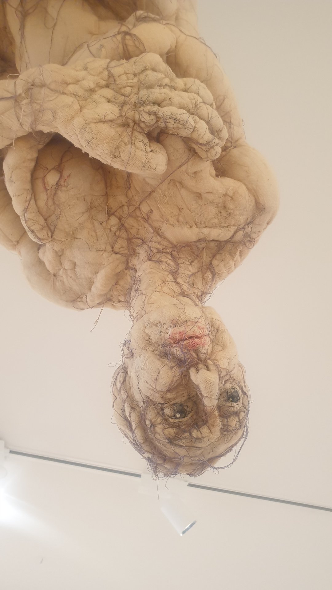 Gros plan saisissant réalisé par Jérôme Selosse sur les détails du visage inversé de la sculpture permanente "Gollum" de la Bruno Matthys Gallery à Woluwe. Le maillage complexe de fibres, les reliefs charnels et les touches subtiles de couleur confèrent à cette figure monumentale une présence magnétique et intemporelle au cœur de l'espace d'exposition d'art contemporain.
Découvrir le lieu et ses artistes : https://brunomatthys.art/artist/sylviane-gaussin/
Lien de l'exposition duo peinture et sculpture : https://dropmuse.art/evenement/sylviane-gaussin-et-dalya-mesulam-expo-peinture-et-sculpture-a-la-galerie-bruno-matthys-gallery-wolu
Artistes exposées : https://www.sylviane-gaussin.be/WP2/ et https://www.instagram.com/simplydalya/

Photographie — Sylviane Gaussin et Dalya Mesulam - Expo peinture et sculpture à la galerie Bruno Matthys Gallery (Woluwe), Woluwe-Saint-Pierre