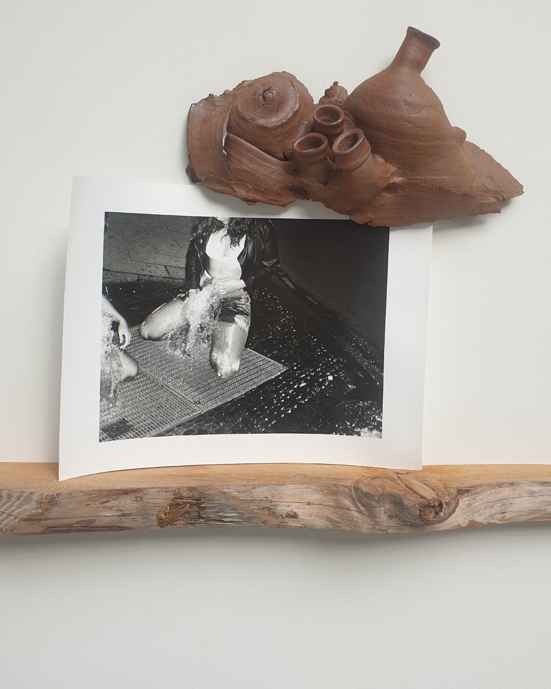 L'exposition à La Verrière n'est pas faite que d'œuvres monumentales. Des créations plus intimes (photographies argentiques, comme celles de Marianne Marić, ou dessins) viennent se poser en équilibre sur des socles en bois et en terre. Un parcours d'une grande intelligence esthétique à découvrir au cœur de Bruxelles.

📍 Retrouvez cet événement sur Dropmuse : https://dropmuse.art/evenement/ilemerfroid-with-richard-dewar-daniel-dewar-gregor-la-verriere-bruxelles-fe74f4
🏛️ Découvrez l'espace La Verrière : https://dropmuse.art/acteur-culturel/la-verriere
ℹ️ Le projet détaillé « Elle/Terre/Chaude » : https://www.fondationdentreprisehermes.org/fr/projet/elleterrechaude-la-verriere
🌐 Site officiel de la Fondation Hermès : https://www.fondationdentreprisehermes.org/fr

Photographie — Île/Mer/Froid with Richard Dewar, Daniel Dewar & Gregory Gicquel, Philippe Godderidge, Marianne Marić, Julien Meert - La verriere Bruxelles, La Verrière, Bruxelles