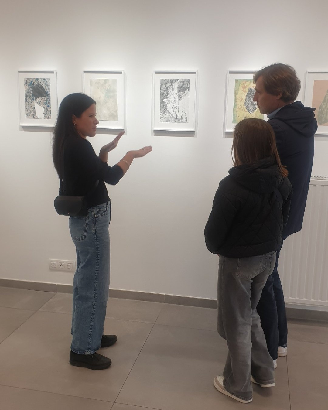 Hier, je suis allé à la KULT XL Expo d'Ixelles pour découvrir l'exposition 'Lithologies'. J'ai eu la chance d'y rencontrer l'artiste, Veronica de Giovanelli. Ce que j'ai retenu de notre échange m'a fasciné : son processus créatif imite la géologie de la Terre ! Ses immenses peintures à l'huile peuvent lui prendre jusqu'à 1 an de travail, car elle procède par couches, séchages et grattages, comme la sédimentation et l'érosion des sols. À travers ses toiles et ses pierres peintes, elle cherche à explorer la minéralité et à mettre en évidence l'empreinte laissée par la nature elle-même. J'ai adoré photographier sa table de recherches et les textures de ses œuvres. Voici quelques captures de cette belle rencontre minérale...

Photographie — Exposition « Lithologies » – Veronica de Giovanelli à KULT XL Expo | Ixelles
