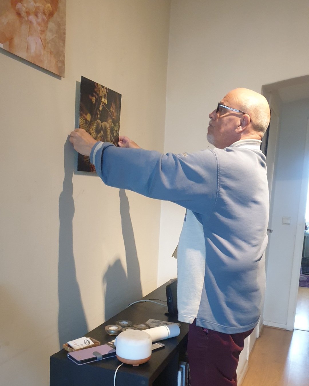 Dans les coulisses avec Léo Sélian chez SELOSSE ART
Concentration et précision ! Le photographe et vidéaste bruxellois Léo Sélian (https://dropmuse.art/artiste/leo-selian-photographe-videaste-bruxelles) est en pleine phase d'accrochage pour notre exposition collective.
Trouver la hauteur parfaite, jouer avec la lumière du lieu... L'installation est une étape cruciale pour mettre en valeur le travail de l'image. Léo fait partie des 6 talents réunis cette année pour le Parcours d'Artistes d'Ixelles 2026. Une occasion unique de découvrir son univers visuel captivant.
📌 Toutes les informations sur l'événement :
https://dropmuse.art/evenement/exposition-collective-de-6-artistes-belges-a-ixelles-bruxelles-parcours-dartistes-2026-selosse-art-2
📍 Découvrir le lieu d'exposition :
https://dropmuse.art/acteur-culturel/selosse-art-centre-culturel-centre-bruxelles

Photographie — Exposition collective de 6 artistes belges à Ixelles, Bruxelles — Parcours d'Artistes 2026, SELOSSE ART — 22 avenue Armand Huysmans

#LeoSelian #PhotographieContemporaine #ParcoursDartistes2026 #Ixelles #BruxellesArt #ExpositionPhoto #SelosseArt #ArtBelge #Dropmuse #VideasteBruxelles — Jérôme Selosse