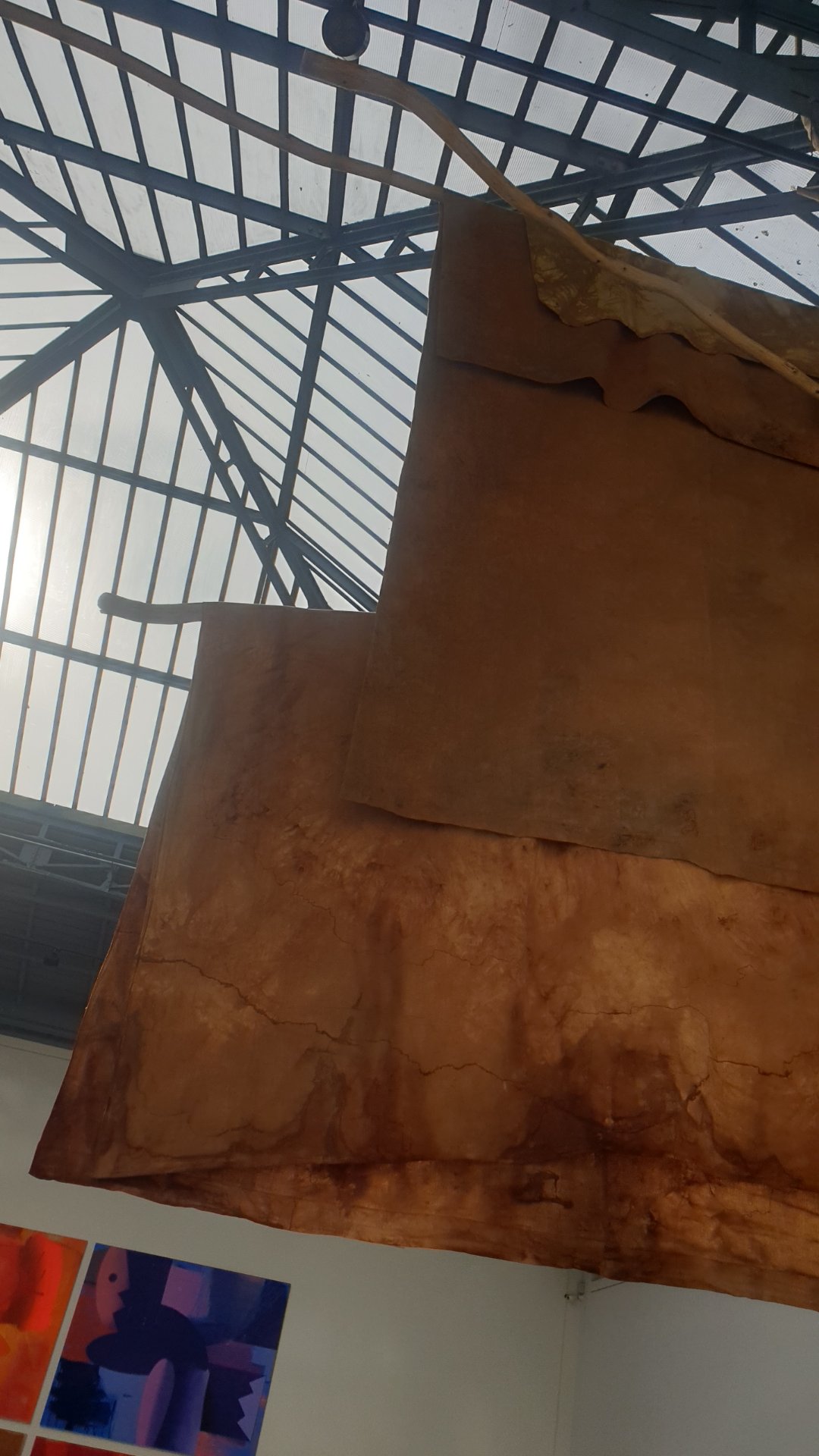 L'art du réemploi et de l'organique. Ce détail photographique témoigne de la richesse tactile de l'exposition « Elle/Terre/Chaude ». Le parcours pensé par la Fondation Hermès invite le regard à se perdre dans les superpositions de textures, les teintures végétales et les découpes de bois brut. Une véritable cartographie sensorielle.

📍 Retrouvez cet événement sur Dropmuse : https://dropmuse.art/evenement/ilemerfroid-with-richard-dewar-daniel-dewar-gregor-la-verriere-bruxelles-fe74f4
🏛️ Découvrez l'espace La Verrière : https://dropmuse.art/acteur-culturel/la-verriere
ℹ️ Le projet détaillé « Elle/Terre/Chaude » : https://www.fondationdentreprisehermes.org/fr/projet/elleterrechaude-la-verriere
🌐 Site officiel de la Fondation Hermès : https://www.fondationdentreprisehermes.org/fr

Photographie — Île/Mer/Froid with Richard Dewar, Daniel Dewar & Gregory Gicquel, Philippe Godderidge, Marianne Marić, Julien Meert - La verriere Bruxelles, La Verrière, Bruxelles