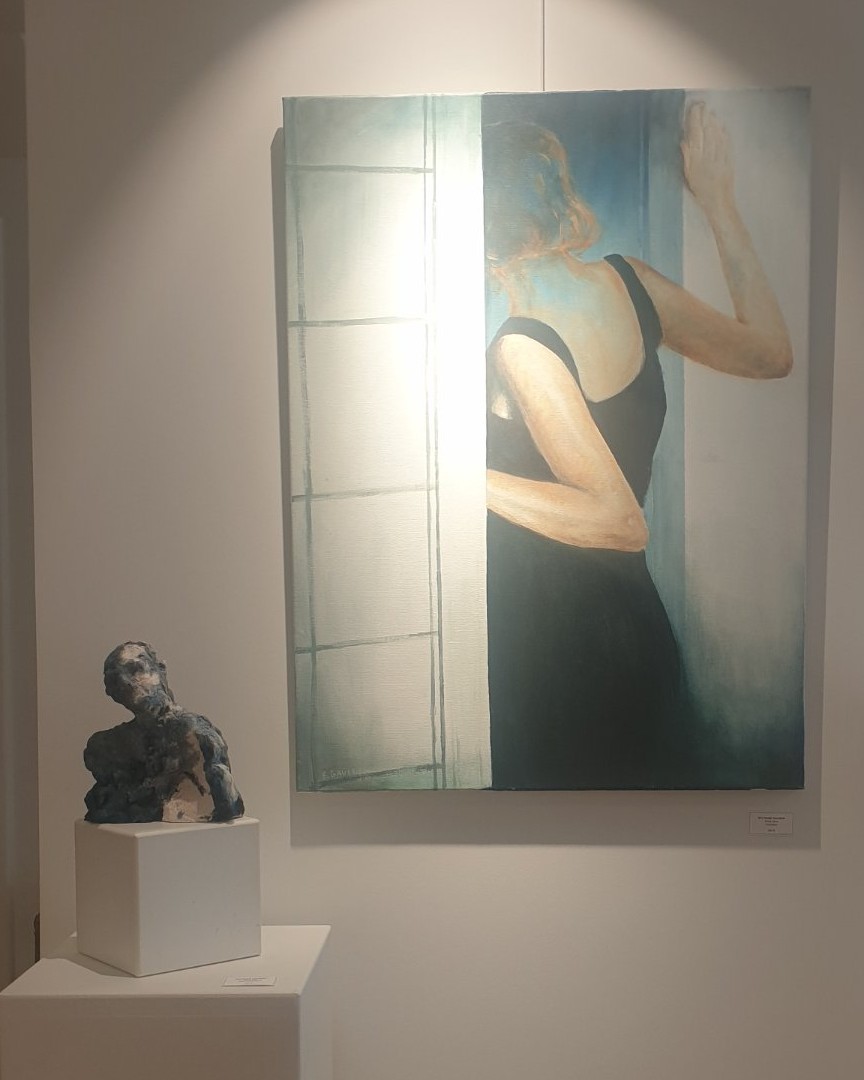Superbe face-à-face capturé par Jérôme Selosse pour Dropmuse à la Bruno Matthys Gallery (Woluwe-Saint-Pierre, Bruxelles) : au premier plan, un buste sculpté par Sylviane Gaussin à la matière brute et patinée, et en arrière-plan, une silhouette féminine peinte de dos en robe noire baignée de lumière. Cette scénographie incarne l’esprit de l'exposition conjointe réunissant Sylviane Gaussin et la peintre Dalya Mesulam.
Site de l'artiste Sylviane Gaussin : https://www.sylviane-gaussin.be/WP2/
Galerie Bruno Matthys : https://brunomatthys.art/artist/sylviane-gaussin/
Événement d'art sur Dropmuse : https://dropmuse.art/evenement/sylviane-gaussin-et-dalya-mesulam-expo-peinture-et-sculpture-a-la-galerie-bruno-matthys-gallery-wolu
Découvrir également Dalya Mesulam : https://www.instagram.com/simplydalya/

Photographie — Sylviane Gaussin et Dalya Mesulam - Expo peinture et sculpture à la galerie Bruno Matthys Gallery (Woluwe), Woluwe-Saint-Pierre