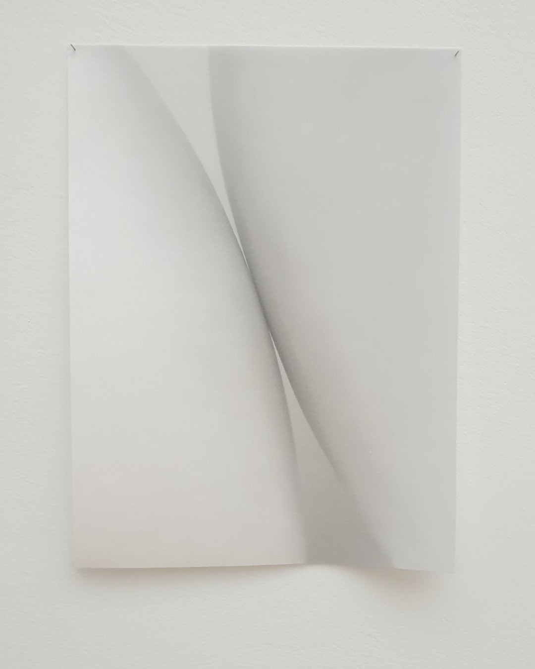 Face aux œuvres d'Elena Ferrer, le temps semble s'arrêter. Ce détail sculptural illustre parfaitement l'essence de l'exposition « Become the Sky » : une invitation à la contemplation intérieure et au silence. La façon dont la matière accroche la lumière crée une atmosphère apaisante et quasi méditative au cœur de Bruxelles. Une parenthèse temporelle magnifiée par les résonances sonores et vidéos des deux autres artistes invitées, Anaïs Chabeur et Edurne Rubio. Un moment d'art contemporain incontournable.

📍 Explorez cet événement culturel sur Dropmuse : https://dropmuse.art/evenement/elena-ferrer-with-anais-chabeur-and-edurne-rubio-b-iselp-bruxelles-749829
✨ Plongez dans le portfolio d'Elena Ferrer : https://elenaferrer.net/ et abonnez-vous : https://www.instagram.com/elenaferre_r/
🏛️ Découvrez la programmation de l'ISELP : https://dropmuse.art/acteur-culturel/iselp
ℹ️ Informations sur "Become the sky" : https://iselp.be/evenement/become-the-sky/

Photographie — Exposition Elena Ferrer with Anaïs Chabeur and Edurne Rubio  Become the Sky' - ISELP - Bruxelles
