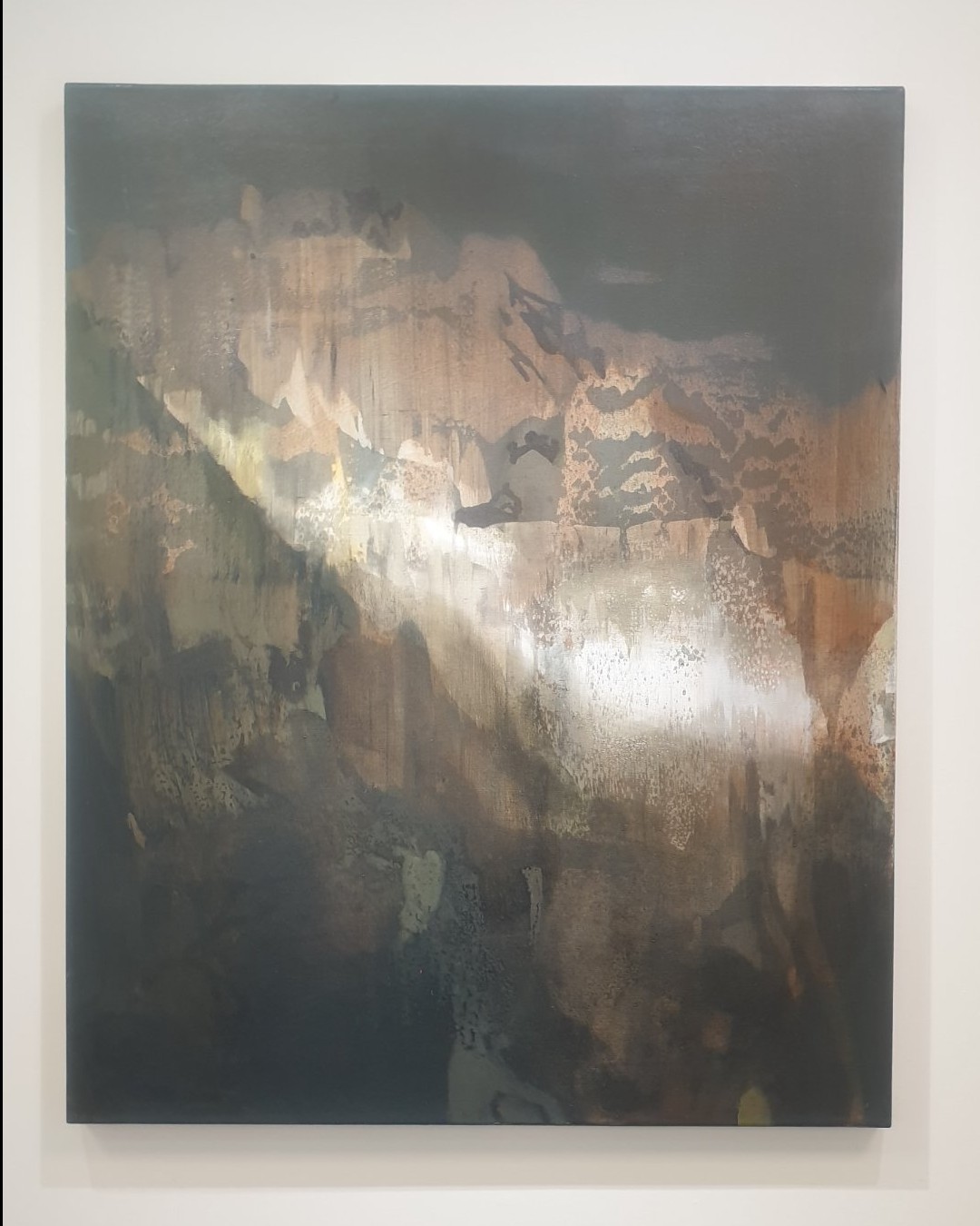 Hier, je suis allé à la KULT XL Expo d'Ixelles pour découvrir l'exposition 'Lithologies'. J'ai eu la chance d'y rencontrer l'artiste, Veronica de Giovanelli. Ce que j'ai retenu de notre échange m'a fasciné : son processus créatif imite la géologie de la Terre ! Ses immenses peintures à l'huile peuvent lui prendre jusqu'à 1 an de travail, car elle procède par couches, séchages et grattages, comme la sédimentation et l'érosion des sols. À travers ses toiles et ses pierres peintes, elle cherche à explorer la minéralité et à mettre en évidence l'empreinte laissée par la nature elle-même. J'ai adoré photographier sa table de recherches et les textures de ses œuvres. Voici quelques captures de cette belle rencontre minérale...

Photographie — Exposition « Lithologies » – Veronica de Giovanelli à KULT XL Expo | Ixelles