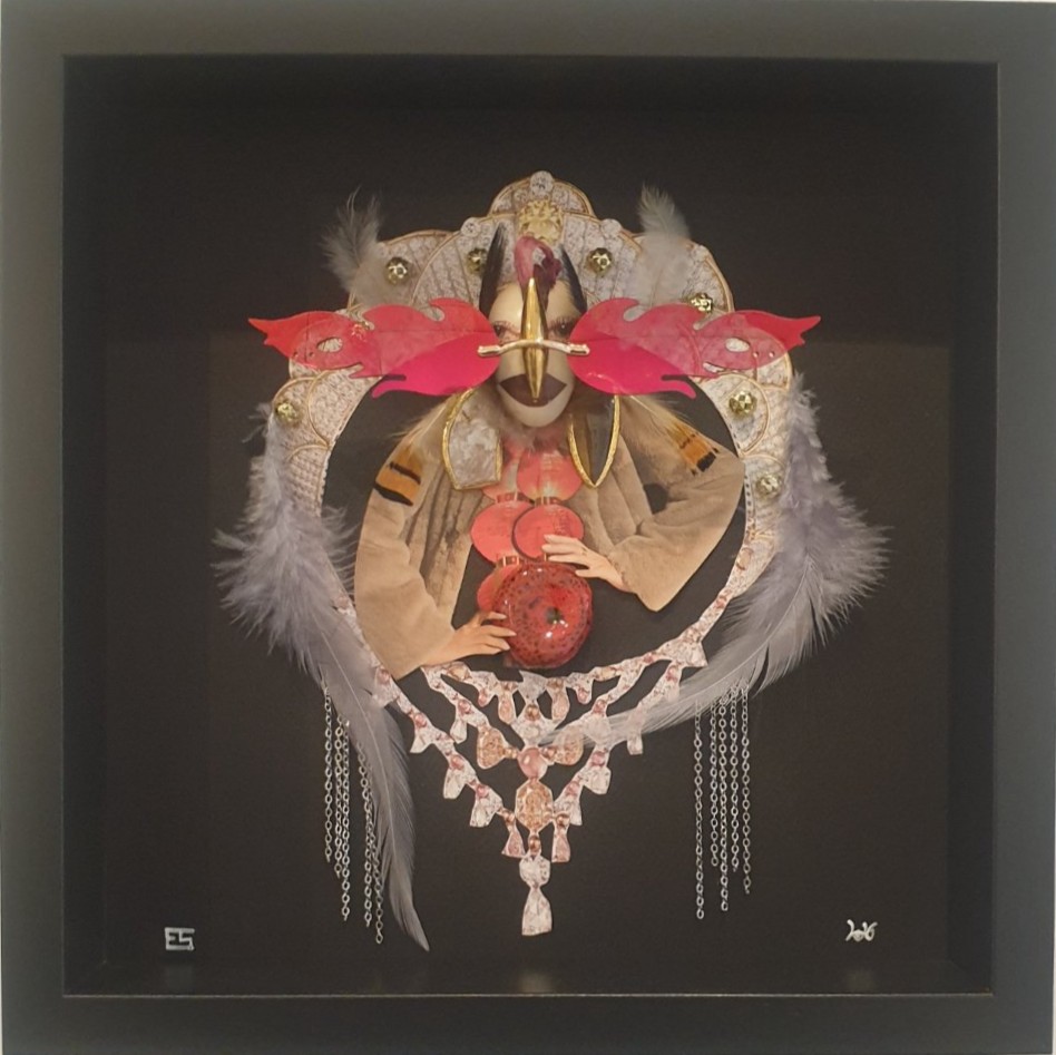 Pour Éric Schmickrath, le collage n'est pas une simple juxtaposition d'éléments : c'est la révélation d'une cohérence nouvelle, inattendue et infiniment sensible. Cette figure intrigante, assemblée patiemment à partir d'éléments hétéroclites (plumes, chaînes, textures), oscille brillamment entre humour et mélancolie. Exposée à la Hôte Gallery jusqu'au 2 novembre 2026, elle invite le visiteur à plonger dans un monde surréaliste et résolument humain.
Voir les liens utiles en bas de la description.

Pour tout savoir sur l'exposition et soutenir les artistes locaux :
Découvrez le profil complet de l'artiste plasticien Éric Schmickrath : https://dropmuse.art/artiste/eric-schmickrath-plasticien-bruxelles
Toutes les infos sur l'événement "Copy/Paste" à la Hôte Gallery (jusqu'au 2 novembre 2026) : https://dropmuse.art/evenement/copypaste-hote-gallery-203-rue-haute-1000-bruxelles
Suivez le travail photographique de Massimo Bortolini : https://www.instagram.com/bortolinimassimo/
Explorez l'univers de Radboud Kuypers : https://radboud.art
Le reportage est signé Jérôme Selosse pour Dropmuse, la plateforme de la culture locale : https://www.dropmuse.art

Photographie — Copy/Paste, Hôte Gallery, Bruxelles