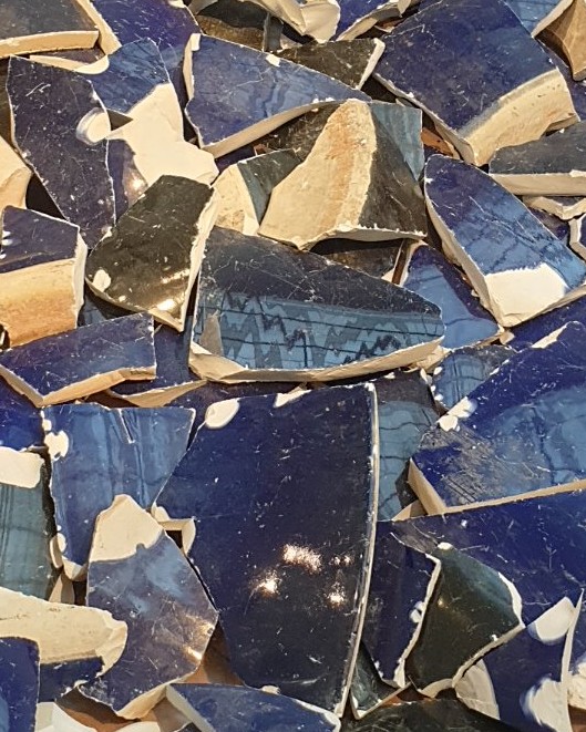 Plongée au cœur de la matérialité et de la subversion avec ces tessons de céramique bleue et blanche exposés lors de l'exposition « The Art of Defiance » d’Ai Weiwei à la Patrick Derom Gallery à Bruxelles. En tant qu'artiste peintre expressionniste, Jérôme Selosse (découvrez mon profil sur https://dropmuse.art/artiste/jerome-selosse-artiste-numerique-dessinateur-bruxelles ) est fasciné par cette façon de briser la tradition pour mieux questionner la valeur, le patrimoine et la propagande culturelle. Une œuvre puissante contemplée en compagnie de l'artiste Txema Muñoz ( https://texemamunoz.art et https://dropmuse.art/artiste/txema-munoz ), interrogeant le spectateur sur la frontière ténue entre destruction iconoclaste et renaissance artistique. Retrouvez d'autres reportages et inspirations visuelles sur https://www.dropmuse.art 

Photographie — Exposition Ai Weiwei - 'The Art of Defiance' - Patrick Derom Gallery Bruxelles