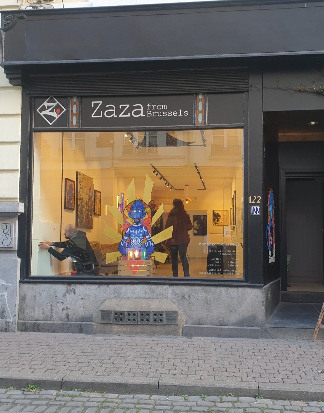 Découvrez la devanture intimiste de Zaza from Brussels, une charmante galerie bruxelloise nichée au cœur de la capitale. C'est ici qu'a débuté mon reportage photo et mon véritable coup de cœur pour ce lieu de culture de proximité. L'espace accueille actuellement l'exposition "FIAT LUX!" du peintre Zariel (Benjamin Chaignon). Ma rencontre avec les équipes de Zaza from Brussels m'a confirmé la passion qui anime cette galerie dédiée à l'art contemporain local.
Voir les liens utiles en bas de la description.

Pour aller plus loin et soutenir l'art local :
Découvrez le peintre Zariel (Benjamin Chaignon) : https://www.zariel.fr/
Le détail de l'exposition "FIAT LUX!" : https://dropmuse.art/evenement/fiat-lux-plongee-dans-le-multivers-de-lartiste-zar-zazafrombrussels-bruxelles-f92553
La fiche acteur culturel de Zaza from Brussels : https://dropmuse.art/acteur-culturel/zazafrombrussels
Suivre la galerie sur Instagram : https://www.instagram.com/zazafrombrussels/
Ne manquez pas la prochaine expo "The Working Dead" par Renier Semidey : https://dropmuse.art/evenement/the-working-dead-renier-semidey-zazafrombrussels-bruxelles-a9c827
Retrouvez toute l'actualité culturelle sur Dropmuse : https://dropmuse.art/

Photographie — Exposition "FIAT LUX!" - Plongée dans le Multivers de l'artiste Zariel au Zaza from Brussels - Bruxelles, ZazafromBrussels