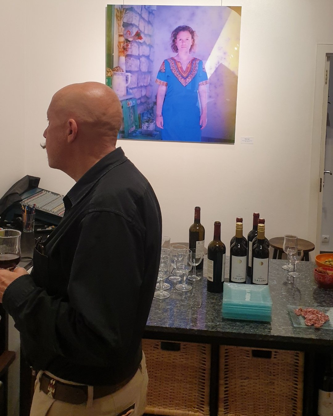 Rencontre avec Txema Munoz (alias TxemART) parmi les amateurs d'art et créateurs présents à la galerie Art Base. Une soirée bruxelloise sous le signe du partage autour de l'art du dessin, de la photographie et de la peinture. Capturé par Dropmuse.

Photographie — Exposition « Haz-Art & Imprévues » - L'accident dans l'art à Art base Bruxelles - Bruxelles

#ArtBaseBruxelles #ExpoBruxelles #VernissageBruxelles #TxemaMunoz #ArtContemporain #Peinture #Dropmuse

Le site de l'artiste: https://txemamunoz.art/about/