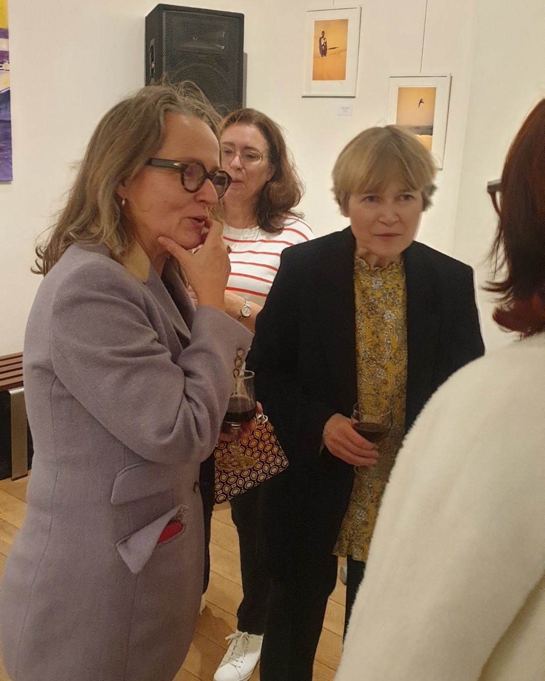 Fascinante discussion lors du vernissage à Art Base. L'artiste Joanna Jankowiak échange avec Emilie Kuczynska Vigalondo, curatrice de l'exposition « Haz-Art & Imprévues ». Son regard acéré et son expertise donnent toute sa profondeur à cet événement bruxellois capturé par Dropmuse.

Photographie — Exposition « Haz-Art & Imprévues » - L'accident dans l'art à Art base Bruxelles - Bruxelles