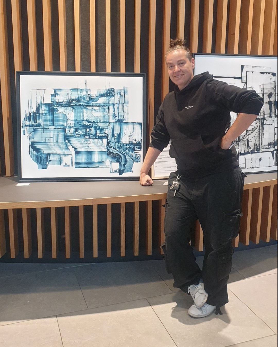 Photographie de l'artiste devant ses œuvres — Parcours d'artistes Etterbeek 2026, Centre administratif, Bruxelles

Pour suivre son travail: https://www.christellecrokaert.com/portfolio-collections/my-portfolio/manufacturing — Jérôme Selosse
