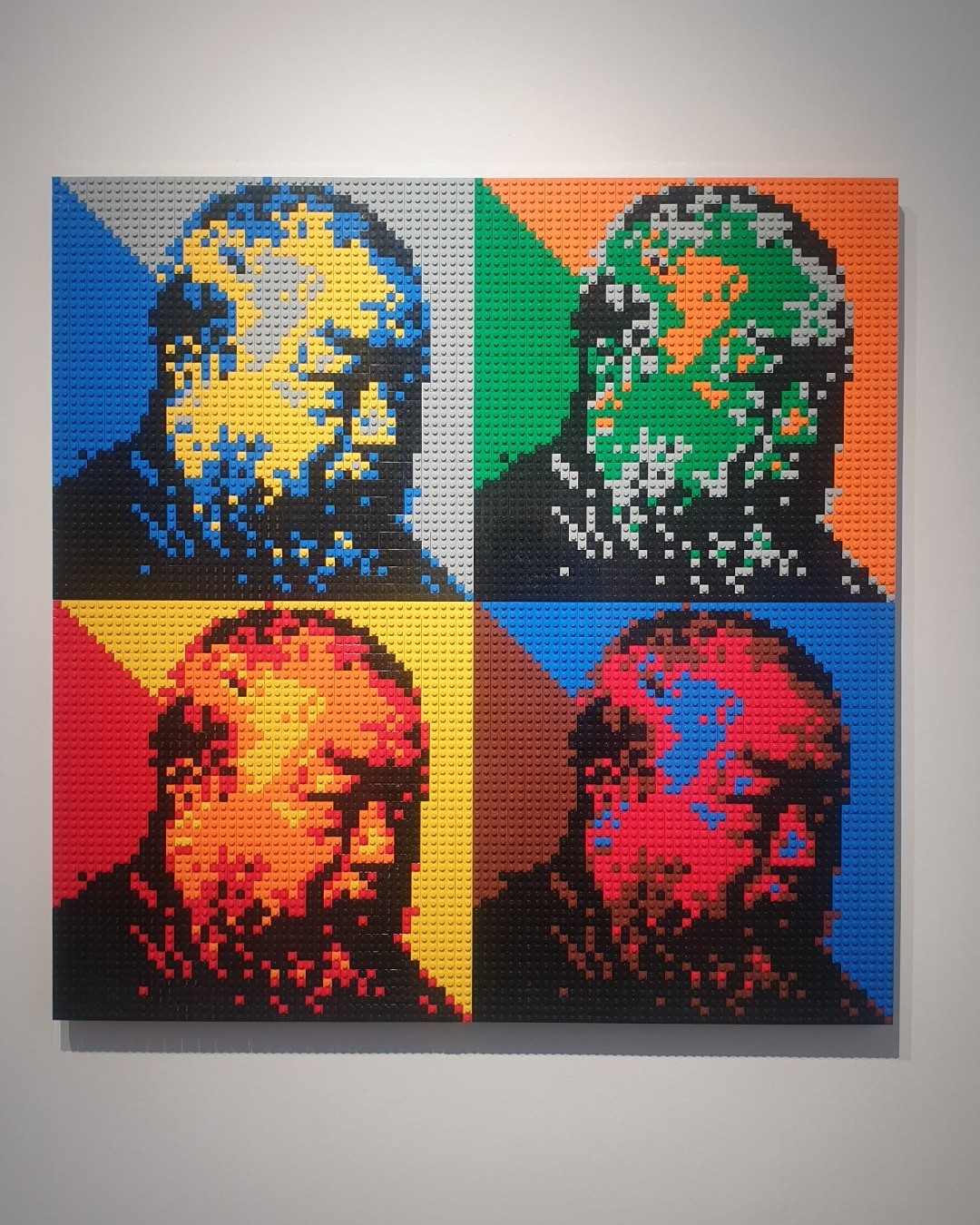 Hommage direct aux sérigraphies d'Andy Warhol et à la déconstruction des icônes médiatiques, ce quadrityque en briques Lego décline le visage d’Ai Weiwei sous des palettes chromatiques contrastées : jaune, vert, rouge et cyan. L’artiste se réapproprie les codes de la culture de masse pour affirmer son identité face à l'effacement programmé des dissidents. Ce travail sur la palette et l'impact visuel résonne intensément avec la démarche du peintre expressionniste Jérôme Selosse ( https://dropmuse.art/artiste/jerome-selosse-artiste-numerique-dessinateur-bruxelles ), partagée et débattue avec Txema Muñoz ( https://texemamunoz.art et https://dropmuse.art/artiste/txema-munoz ). Retrouvez nos échanges et analyses d'art sur https://www.dropmuse.art

Photographie — Exposition Ai Weiwei - 'The Art of Defiance' - Patrick Derom Gallery Bruxelles