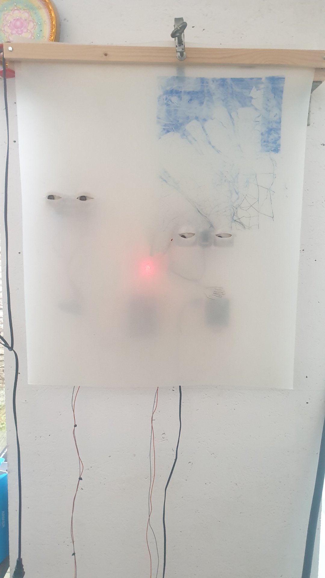 Focus sur le processus d'ingénierie électronique de l'artiste. Thy Nguyễn Trương Minh utilise des microcontrôleurs et des composants pour animer ses œuvres, créant des regards lumineux qui interagissent avec le public dans son atelier de la rue Wiertz.

Photographie — Open Studio Day - ateliers créatifs de Kult Ixelles - Bruxelles ART Week, rue Wiertz 23